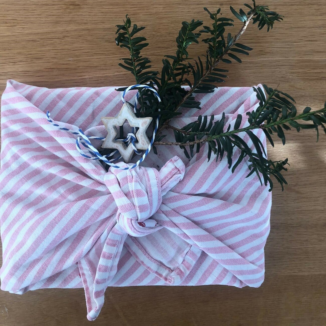 Geschenkverpackung aus Küchentuch - Foto Alexa Glawogger-Feucht