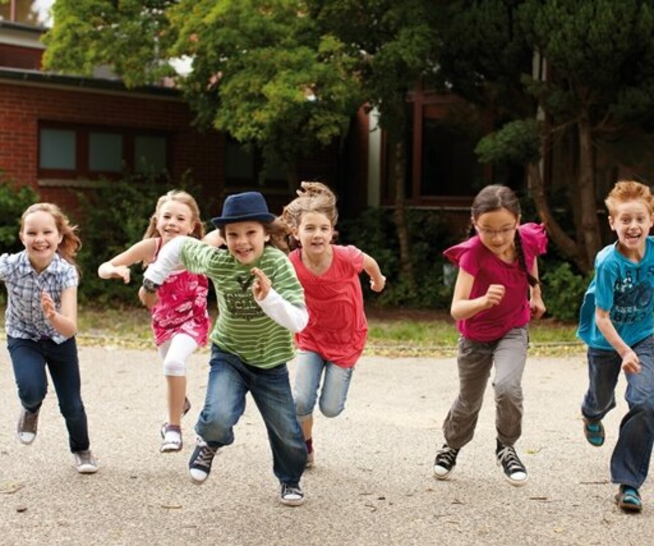 Bild zum Thema - Grundschulkinder rennen über den Schulhof 